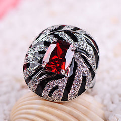 Anel Branco e Preto de Zebra Ajustável Grande  com Pedra Vermelha Ruby de Festa