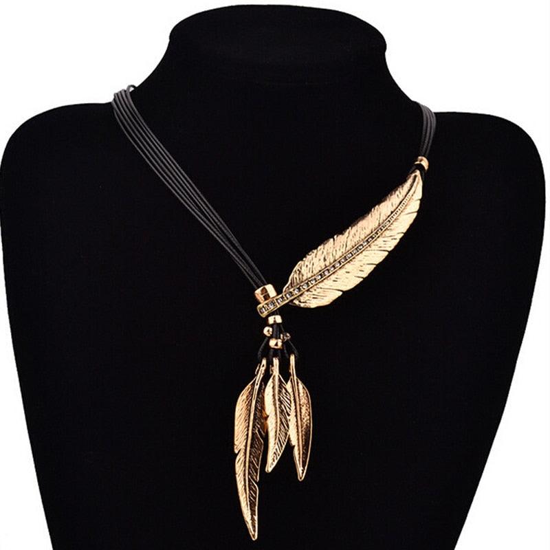 Colar Pluma Dourado e Preto Assimétrico Laszine Shop