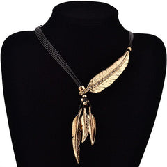 Colar Pluma Dourado e Preto Assimétrico Laszine Shop