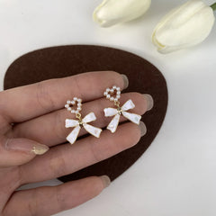 Brinco de Pressão Infantil de Festa Delicado Branco Fita e Coração Luly