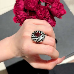 Anel Branco e Preto de Zebra Ajustável Grande  com Pedra Vermelha Ruby de Festa