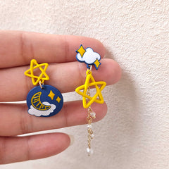 Brinco de Pressão Infantil Lua e Estrelas Assimétrico Amarelo e Azul Laszine Shop