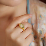 anel verde e vermelho estilo oriental detalhe bordado no metal reer