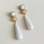 brinco branco grande de pedra com bege