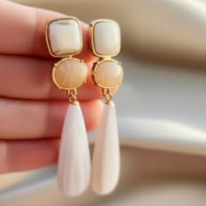 brinco branco grande de pedra com bege sss