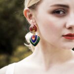 brinco colorido esmaltado de coração invertido azul e verde