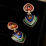 brinco colorido esmaltado de coração invertido azul e verde sddcd