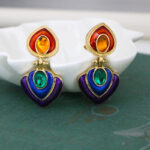 brinco colorido esmaltado de coração invertido azul e verde sscd