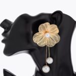 brinco de flor dourada com pérola e franja elegante festa ao ar livre hhaadd