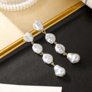 Brinco Longo de Pérolas Barrocas Grandes Dourado