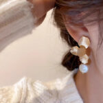 brinco de petala dourada e perola para festa ao ar livre fff