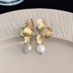 brinco de petala dourada e perola para festa ao ar livre ffssf