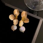 brinco de petala dourada e perola para festa ao ar livre ffssfaa