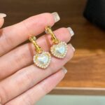 brinco de pressao branco de coracao na argola delicado dd