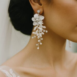 Brinco de Pressão Branco de Noiva Com Flores e Pérolas Elegante