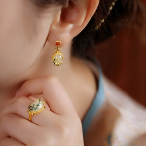 Conjunto de joia verde e vermelho estilo oriental detalhe bordado no metal 