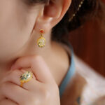 brinco e anel verde e vermelho estilo oriental detalhe bordado no meta rrhhgg