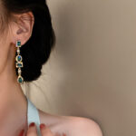 brinco verde de festa longo cravejado de cristais geometrico