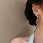 brinco verde esmeralda de festa cravejado jj