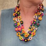 colar biojoia colorido multicamadas de madeira pintada fjdkkdjfg