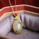 colar verde e vermelho estilo oriental detalhe bordado no meta rrl