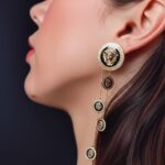 maxi brinco dourado e preto de moedas de leão fggf