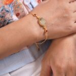 pulseira verde e vermelho estilo oriental detalhe bordado no metal ddsda