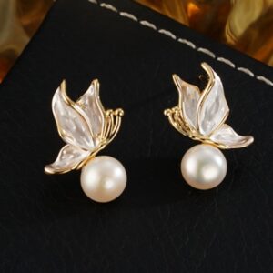 Brinco delicado com pérola de borboleta elegante para festas