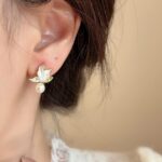 Brinco delicado com pérola de borboleta elegante para festasddd