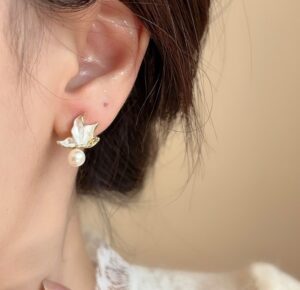 Brinco delicado com pérola de borboleta elegante para festas