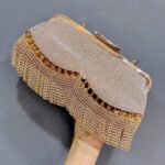 Clutch Dourada cravejada com Franja de Festa