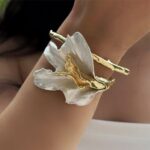 Pulseira de Flor de Metal Grande Dourada e Branca Tulipa Esmaltada (3)