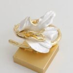 Pulseira de Flor de Metal Grande Dourada e Branca Tulipa Esmaltada (4)