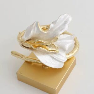 Pulseira de Flor de Metal Grande Dourada e Branca Tulipa Esmaltada 