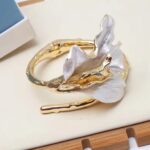 Pulseira de Flor de Metal Grande Dourada e Branca Tulipa Esmaltada (5)