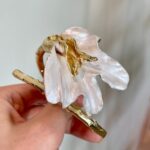 Pulseira de Flor de Metal Grande Dourada e Branca Tulipa Esmaltada (6)