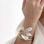 Pulseira de Flor de Metal Grande Dourada e Branca Tulipa Esmaltada (7)