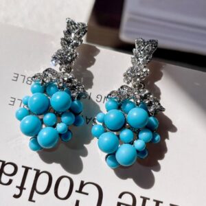 Brinco azul e prata de festa ao ar livre elegante estilo cacho