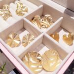 brinco dourado moderno folhado a ouro