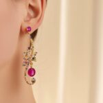 brinco fucsia e verde de festa longo arabesco ffhrrh