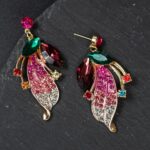 brinco fucsia e verde grande de festa com cristais e folha cravejada