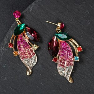 Brinco fúcsia e verde grande de festa com cristais e folha cravejada