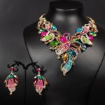 brinco fucsia e verde grande de festa com cristais e folha cravejada colar j