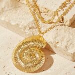 colar de caracol dourad do ddddd