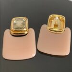 maxi brinco de pressao rosa e dourado quadrado moderno