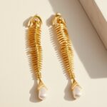 maxi brinco dourado longo com pérola espinha peixddse
