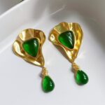 maxi brinco verde esmeralda de pedra moderno com metal dourado