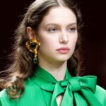 maxi brinco verde esmeralda de pedra moderno com metal dourado