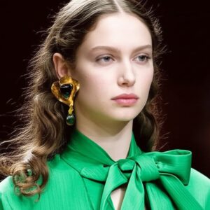 maxi brinco verde esmeralda de pedra moderno com metal dourado