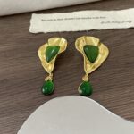maxi brinco verde esmeralda de pedra moderno com metal dourado
